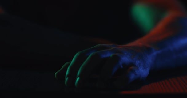 Кулак разъяренного человека бьется по столу в замедленной съемке — стоковое видео