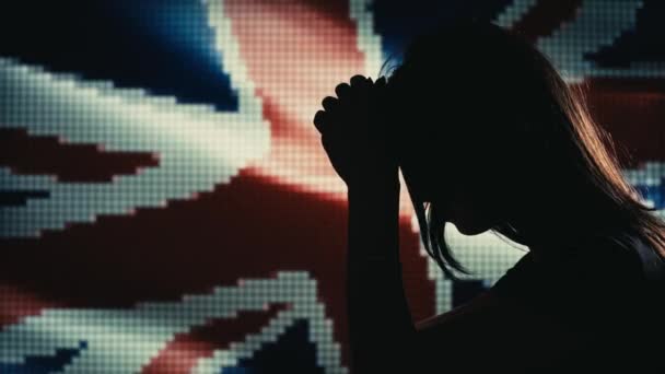 Weibliche Silhouette trauernd. Flagge des Vereinigten Königreichs auf gelbem Hintergrund. — Stockvideo