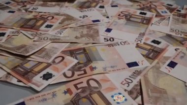 Kadın el euro yığınından 50 euro banknot alıyor.