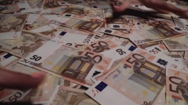 Kadın elleri 50 euro banknot yığını kapmak.