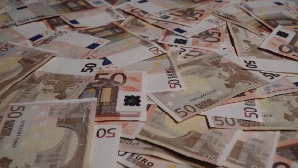 Kadın el koyar ve 50 euro banknotlar bir yığın üzerinde 100 dolar notu alır. — Stok video