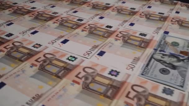 Rows of 50 euro banknotes with a 100 dollar banknote in the middle. — Stock Video
