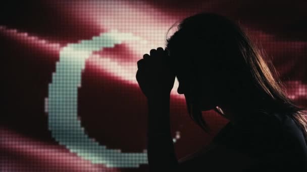 女性剪影悲伤。土耳其国旗在 Led 背景. — 图库视频影像