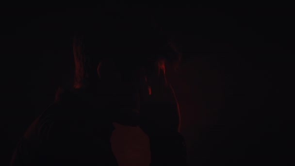 Een causasian man hoofdpijn pijn portret in Silhouette Studio geïsoleerd op rode achtergrond — Stockvideo