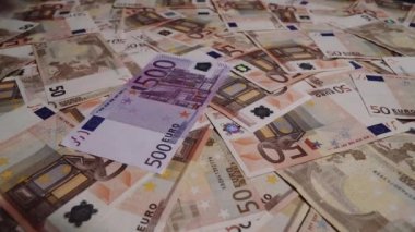 50 0 000 Euro'luk banknotyığının üzerine düşen 500 Euro'luk banknot.