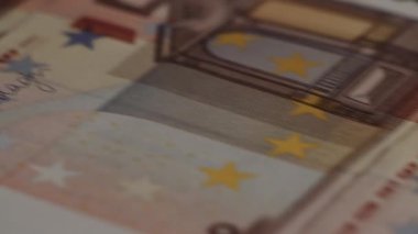 Ortada bir dolar banknot ile euro satır makro atış