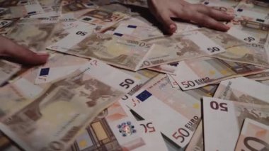 Kadın elleri 50 euro banknot yığını kapmak.