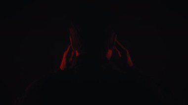 Kırmızı arka plan üzerinde izole siluet stüdyoda bir kosasian adam baş ağrısı ağrı portre