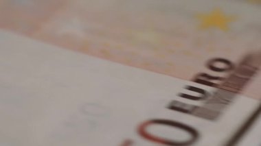 Ortada bir dolar banknot ile euro satır makro atış