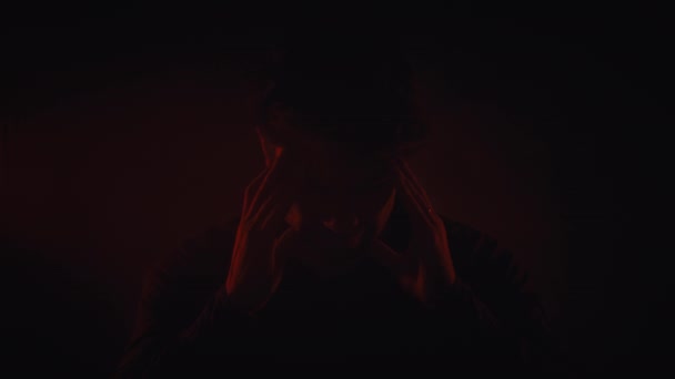 Un hombre causasiática dolor de cabeza retrato en estudio silueta aislado sobre fondo rojo — Vídeo de stock