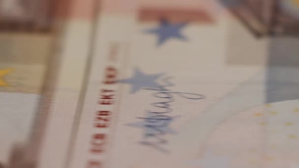 Macro-shot van rijen van Euro's met een dollar rekening in het midden — Stockvideo