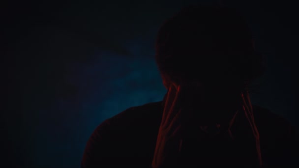 Un hombre causasiática dolor de cabeza retrato en estudio silueta aislado sobre fondo azul — Vídeo de stock