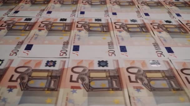 Rijen van 50 eurobankbiljetten met een bankbiljet van 100 dollar in het midden. — Stockvideo