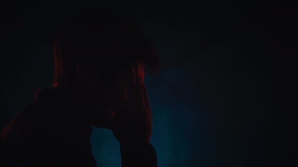 Один человек Causasian головная боль портрет боли в силуэт студии изолированы на синем фоне — стоковое видео