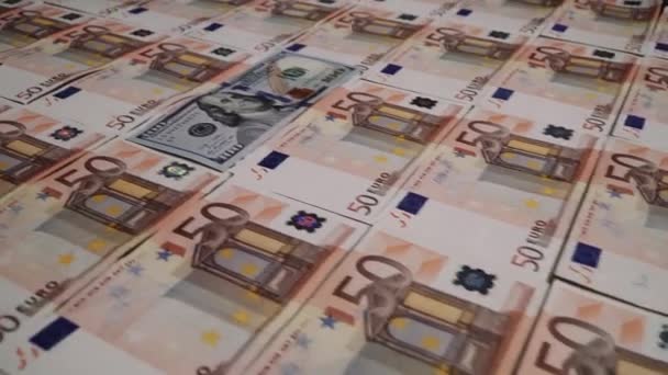 Rijen van 50 eurobankbiljetten met een bankbiljet van 100 dollar in het midden. — Stockvideo