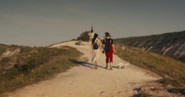 Genç kadın çift el ele yürüyor.