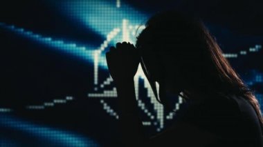 Kadın silueti kederli. Led arka planda NATO bayrağı.