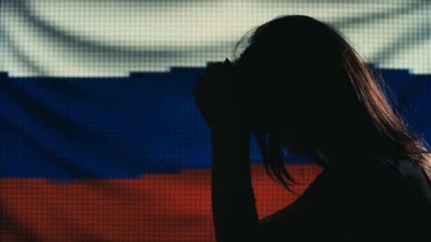 Silhueta feminina a sofrer. Bandeira da Rússia no fundo LED . — Vídeo de Stock