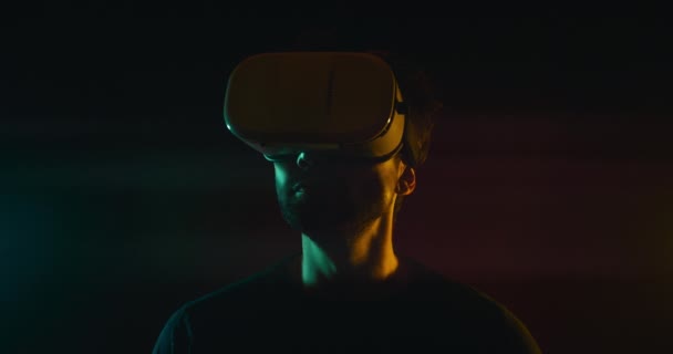 Polovina muže v náhlavní soupravě virtuální reality — Stock video