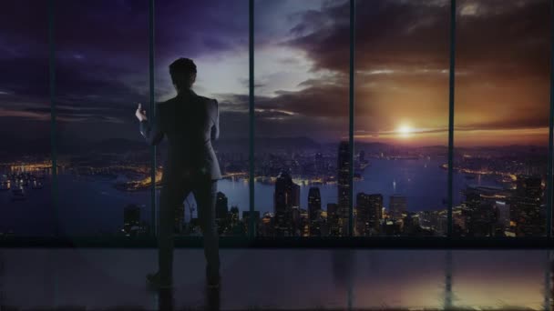 香港を眺めながら大きな窓の前に立ち 中指を見せるオフィスの傲慢なビジネスマンのシルエット — ストック動画