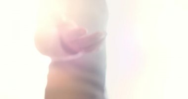 Angelic kişi açık el ile ahiret katılmak için dışarı ulaşan görünür.