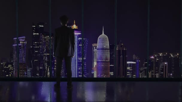 Silhouette Businessman Office Standing Front Big Window View Doha Quatar — Stock Video