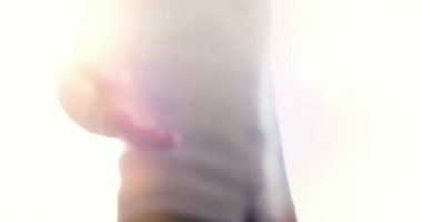 Angelic kişi açık el ile ahiret katılmak için dışarı ulaşan görünür.