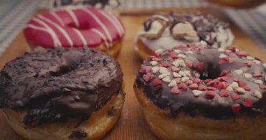 Erkek ve kadın eller tek bir plaka tek tüm Donuts alıyor. Son donut bir karışıklık ile alınır