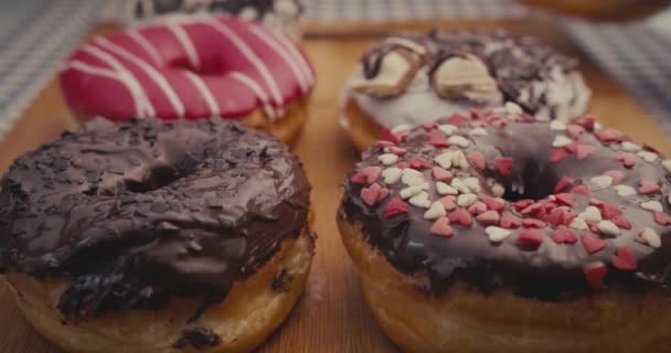 Mannelijke Vrouwelijke Handen Nemen Alle Donuts Van Een Bord Één — Stockvideo