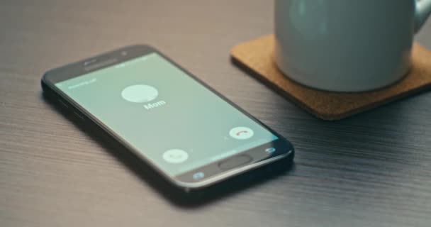 Inkomende Oproep Van Moeder Een Smartphone Een Bureau Gemist — Stockvideo