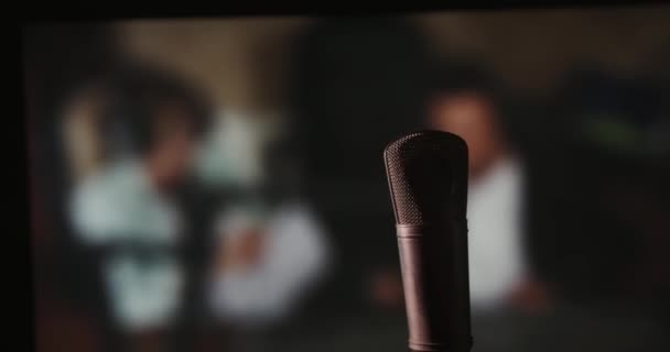 Стоячи Перед Студійним Мікрофоном Виробниками Вікні Задньому Плані — стокове відео
