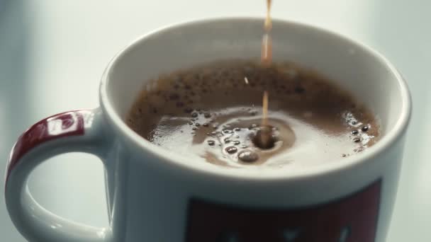 Yavaş Hareket Içinde Espresso Bir Fincan Düşen Damla — Stok video