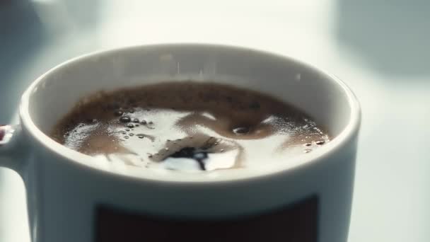 Droppar Som Faller Kopp Espresso Slow Motion — Stockvideo