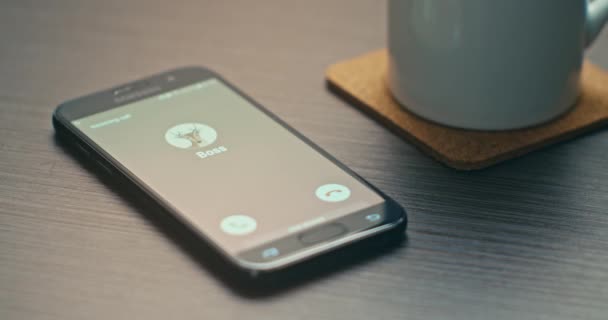 Inkomende Oproep Van Baas Een Smartphone Een Bureau Gemist — Stockvideo