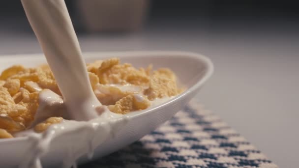 トウモロコシフレークにミルクを注ぐ乱雑な スローモーション — ストック動画