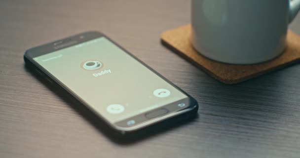 Chamada Recebida Pai Smartphone Uma Mesa Perdida — Vídeo de Stock