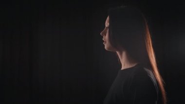 Kız dudaklarını parmağını koyarak. Sus.
