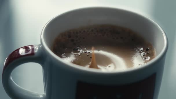 Droppar Som Faller Kopp Espresso Slow Motion — Stockvideo