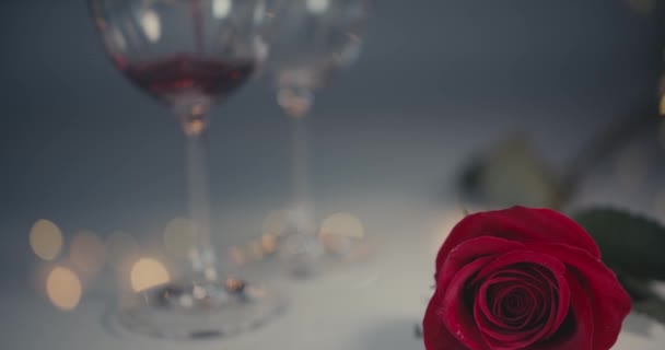 Primo Piano Del Dolly Una Sola Rosa Rossa Due Bicchieri — Video Stock