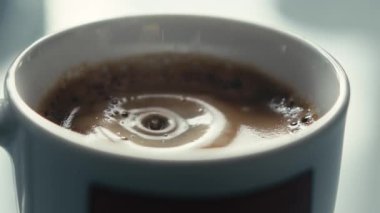 Yavaş hareket içinde espresso bir fincan düşen damla.