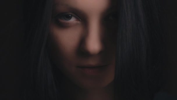 Κοντινό Πρόσωπο Μιας Όμορφης Μελαχρινή Μπλε Μάτια Αργή Κίνηση Βαρύ — Αρχείο Βίντεο