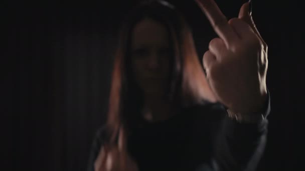 Menina Quarto Escuro Mostrando Vários Dedos Meio — Vídeo de Stock
