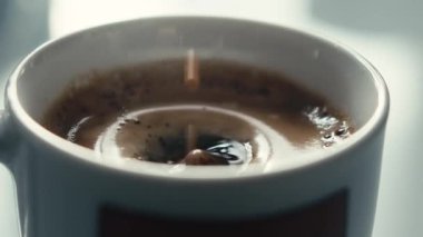 Yavaş hareket içinde espresso bir fincan düşen damla.