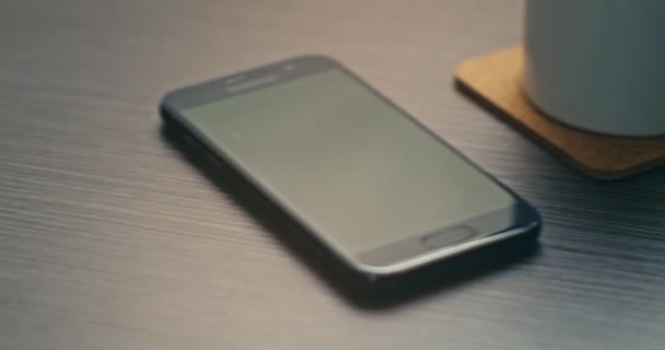 Smartphone Psacím Stole Příchozí Zprávou Potřebuji Rozvod Manžela — Stock video