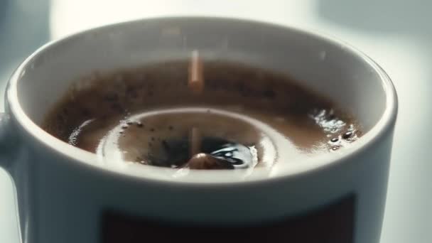 滴落在一杯浓缩咖啡在慢动作 — 图库视频影像