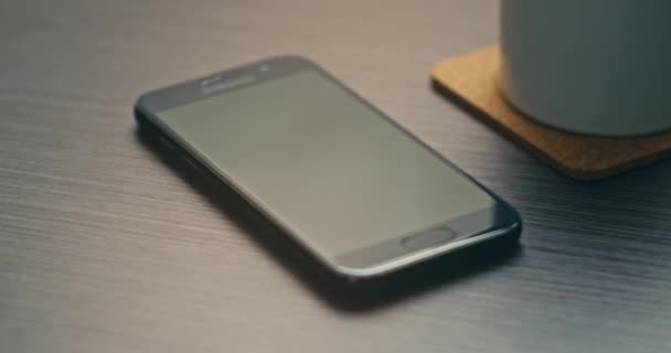 Smartphone Een Bureau Met Een Inkomend Bericht Moeten Praten Van — Stockvideo