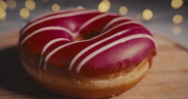 Close Dolly Tiro Donut Vermelho Fundo Bokeh — Vídeo de Stock