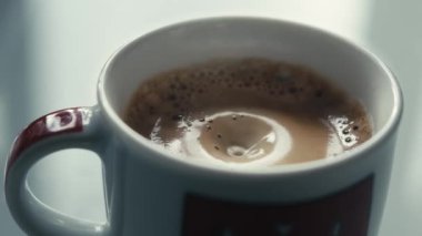 Yavaş hareket içinde espresso bir fincan düşen damla.