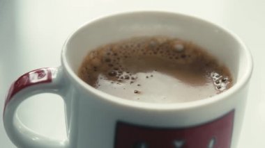 Yavaş hareket içinde espresso bir fincan düşen damla.