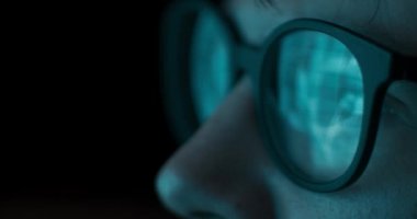 Yakın çekim erkek gözlük finansal stok verileri yansıtan